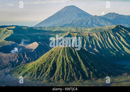 Mount Bromo mit mount Batok im Vordergrund und Mount Semeru als Hintergrund. Stockfoto