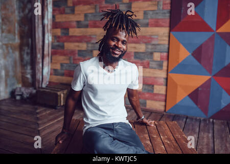 Afrikanische amerikanische Mann mit Dreadlocks und ein weißes T-Shirt. Mock-up. Stockfoto