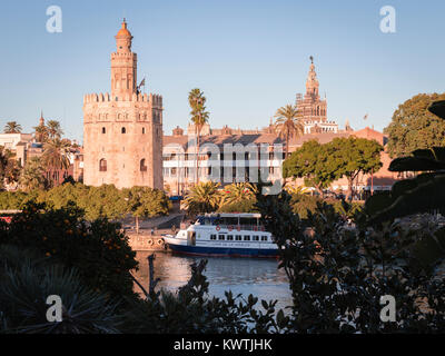 Torre del Oro und Guadalquivir, Sevilla, Andalusien, Spanien. Stockfoto