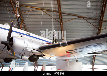 Flugzeuge Reinigung im Royal Air Force Museum Cosford, Shropshire, Großbritannien vor dem 100. Jahrestag Feiern beginnen zu markieren 100 Jahre der RAF (Januar 2018). Stockfoto