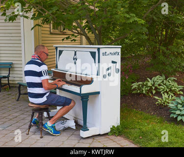 Im mittleren Alter Mann spielt im Freien Klavier in Halifax Public Gardens, Halifax, Nova Scotia, Kanada Stockfoto