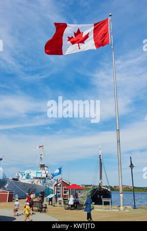 Kanadische Flagge auf Halifax Waterfront Promenade, Halifax, Nova Scotia, Kanada Stockfoto