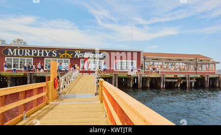 Murphy's Restaurant Waterfront Promenade, Halifax, Halifax, Nova Scotia, Kanada. Wharfside seafood restaurant mit toller Aussicht auf den Hafen. Stockfoto