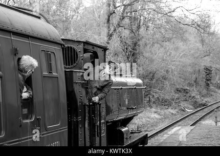 Landschaft, schwarz & weiß Schuß von Motor Fahrer lehnte sich aus Cab haltbar Dampflok 7714, in Aktion auf den Severn Valley Railway Heritage Line. Stockfoto