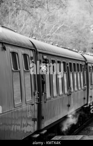 SVR Dampflok hält an Severn Valley Country Park Halt. Ein lächelndes Guard schaut aus der Beförderung Fenster der Plattform zu prüfen ist klar zu gehen. Stockfoto