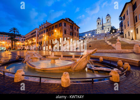 Fontana della Barcaccia und die Spanische Treppe, Piazza di Spagna, Rom, Latium, Italien Stockfoto