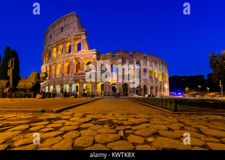 Kolosseum bei Nacht, Rom, Latium, Italien Stockfoto