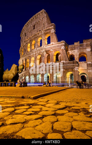 Kolosseum bei Nacht, Rom, Latium, Italien Stockfoto