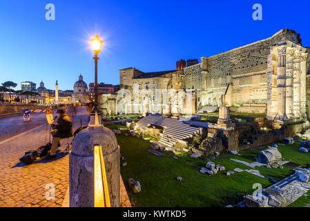 Forum Augustus (Foro di Augusto) und street artist in Rom, Latium, Italien Stockfoto