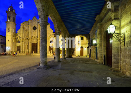 Touristen auf dem berühmten nahe gelegenen Platz vor der Kathedrale von Havanna in der Nacht in der Hauptstadt von Kuba Stockfoto