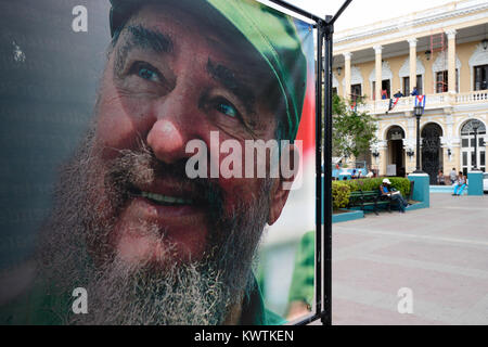 SANTAGO DE CUBA, Kuba - 01. Dezember 2016: Ausstellung von Fotografien aus dem Leben des Fidel organisiert nach seinem Tod, auf dem Hauptplatz von Santiago, Pr Stockfoto