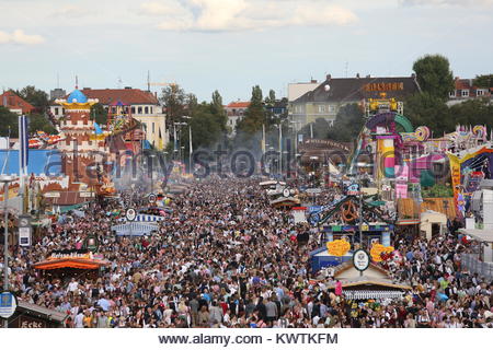 Ein Panorama Blick auf die Hauptverkehrsstraße auf dem Oktoberfest in München, Deutschland Stockfoto