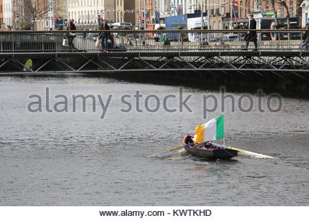 Eine irische Flagge auf der Rückseite ein kleines Boot auf dem Fluss Liffey in Dublin Stockfoto