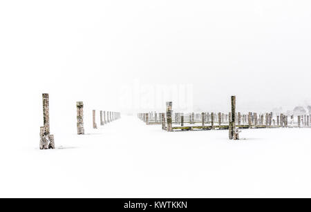 Gefrorene Landschaft der Marina in Sag Harbor, NY Stockfoto