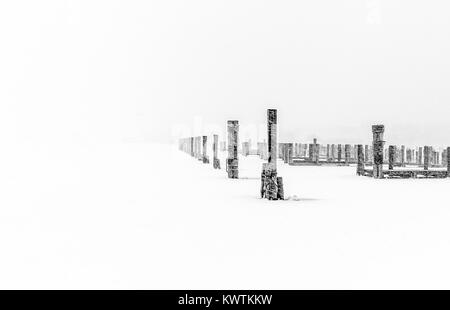 Gefrorene Landschaft der Marina in Sag Harbor, NY Stockfoto