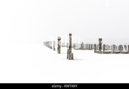 Gefrorene Landschaft der Marina in Sag Harbor, NY Stockfoto