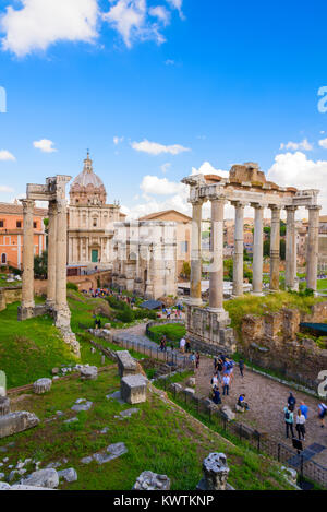 Tempel des Saturn und Überblick über die Ruinen des Forum Romanum, Rom, Latium, Italien Stockfoto