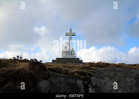 White Cross und Statue at the Sheep's Head in der Nähe von Kilcrohane County Cork Irland Stockfoto