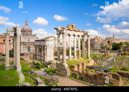 Tempel des Saturn und Überblick über die Ruinen des Forum Romanum, Rom, Latium, Italien Stockfoto