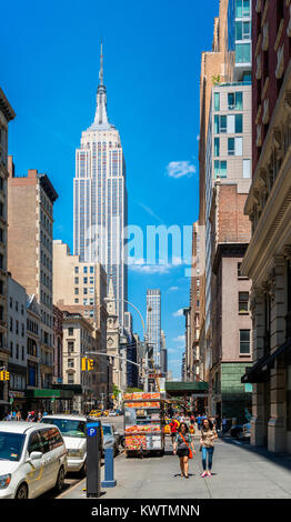Blick auf das Empire State Building an der 5th Avenue, Manhattan, New York City, USA. Stockfoto