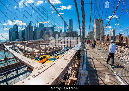 Fischaugenobjektiv, an der berühmten Brooklyn Bridge, New York City, USA. Die Brooklyn Bridge ist eine der ältesten Straßen, Brücken in den Vereinigten Staaten. Stockfoto