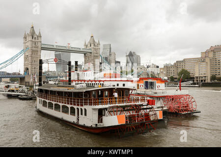 Themse tour Boote im Butlers Wharf, London günstig Stockfoto