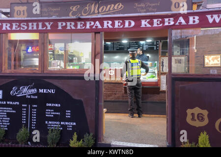 Ein Polizist kaufen Essen von einer dönerbude in London, UK. Stockfoto