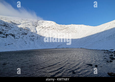 Scharfe Kante von Waagen Tarn im Winter, Blencathra, Lake District, Cumbria, Großbritannien Stockfoto