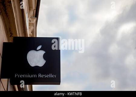 LJUBLJANA, Slowenien - 16 Dezember, 2017: Apple Premium Reseller Logo auf einem Apple Shop in der Hauptstadt Sloweniens, Ljubljana, mit einem bewölkten Stockfoto