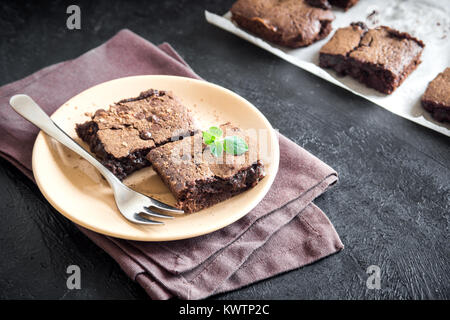 Double Chocolate Brownies. Hausgemachte Schokolade Fudge Brownies mit Schokolade und Kakaopulver auf Schwarz. Stockfoto