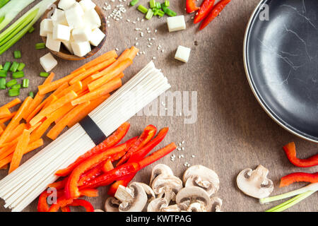 Vegetarische vegane asiatische Lebensmittel Zutaten für die Brj mit Tofu, Nudeln, Pilzen und Gemüse über Holz- Hintergrund mit Kopie Raum Aufsehen. Stockfoto