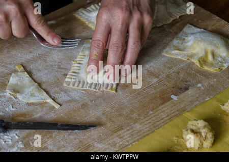 So schließen Sie die gefüllte Ravioli mit der Gabel Stockfoto