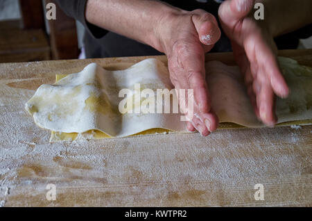 Rezept für die Zubereitung von gefüllte Ravioli Stockfoto