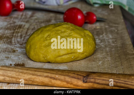 Blick auf Rolling Pin und Blätterteig Stockfoto