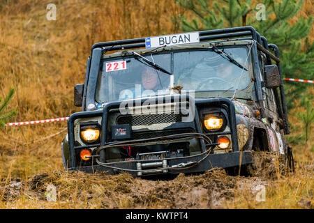 Lemberg, Ukraine - 21. Februar 2016: Geländewagen UAZ (Nr. 221) überwindet die Strecke auf der Deponie in der Nähe der Stadt Lemberg. Stockfoto