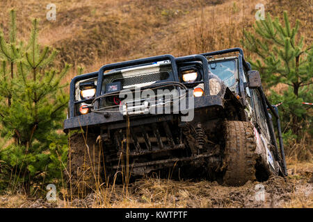 Lemberg, Ukraine - 21. Februar 2016: Geländewagen UAZ überwindet, um den Track auf der Deponie in der Nähe der Stadt Lemberg. Stockfoto