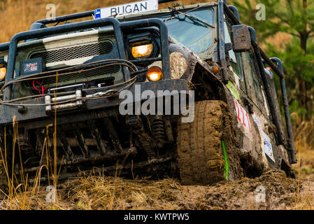 Lemberg, Ukraine - 21. Februar 2016: Geländewagen UAZ (Nr. 221) überwindet die Strecke auf der Deponie in der Nähe der Stadt Lemberg. Stockfoto