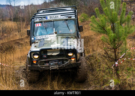 Lemberg, Ukraine - 21. Februar 2016: Geländewagen UAZ überwindet, um den Track auf der Deponie in der Nähe der Stadt Lemberg. Stockfoto