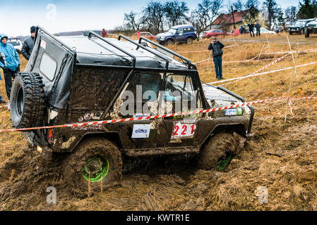 Lemberg, Ukraine - 21. Februar 2016: Geländewagen UAZ (Nr. 221) überwindet die Strecke auf der Deponie in der Nähe der Stadt Lemberg. Stockfoto