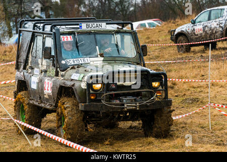 Lemberg, Ukraine - 21. Februar 2016: Geländewagen UAZ (Nr. 221) überwindet die Strecke auf der Deponie in der Nähe der Stadt Lemberg. Stockfoto