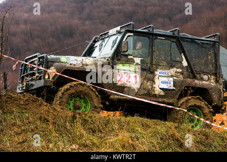 Lemberg, Ukraine - 21. Februar 2016: Geländewagen UAZ (Nr. 221) überwindet die Strecke auf der Deponie in der Nähe der Stadt Lemberg. Stockfoto