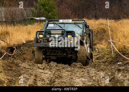 Lemberg, Ukraine - 21. Februar 2016: Geländewagen UAZ überwindet, um den Track auf der Deponie in der Nähe der Stadt Lemberg. Stockfoto