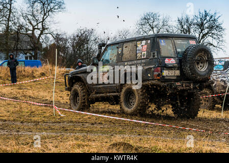 Lemberg, Ukraine - 21. Februar 2016: Geländewagen Nissan überwindet, um den Track auf der Deponie in der Nähe der Stadt Lemberg. Stockfoto