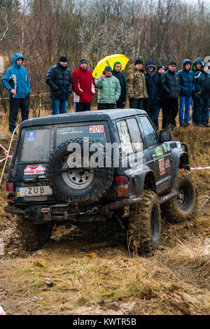 Lemberg, Ukraine - 21. Februar 2016: Geländewagen Nissan überwindet, um den Track auf der Deponie in der Nähe der Stadt Lemberg. Stockfoto