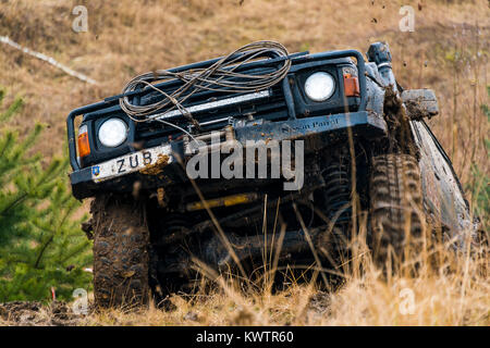 Lemberg, Ukraine - 21. Februar 2016: Geländewagen der Marke Nissan überwindet den Track auf ein Polygon in der Nähe der Stadt Lviv, Ukraine Stockfoto