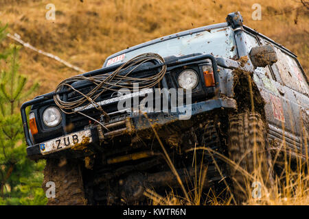 Lemberg, Ukraine - 21. Februar 2016: Geländewagen der Marke Nissan überwindet den Track auf ein Polygon in der Nähe der Stadt Lviv, Ukraine Stockfoto