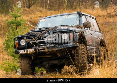 Lemberg, Ukraine - 21. Februar 2016: Geländewagen der Marke Nissan überwindet den Track auf ein Polygon in der Nähe der Stadt Lviv, Ukraine Stockfoto