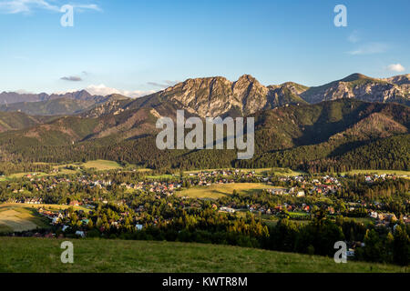 Inspirierende Landschaft Bergpanorama, schöner Tag im Sommer Tatra, Bergrücken über blauen Himmel in Zakopane, Polen Stockfoto