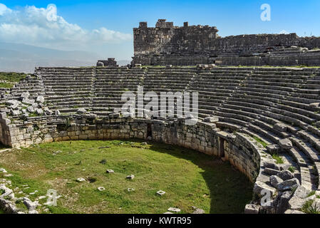 Orchester, bedeckt mit üppigen, grünen Gras im antiken Theater von Xanthos unter blauem Himmel Stockfoto