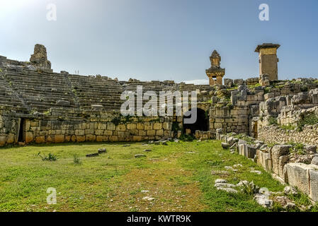 Orchester, bedeckt mit üppigen, grünen Gras im antiken Theater von Xanthos unter blauem Himmel Stockfoto